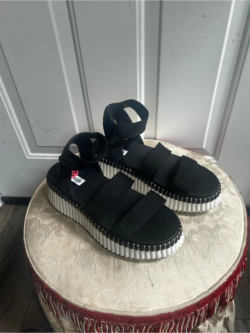 Steve Madden Black Shelle Platform Sandal with White Ribbed Sole Sz 10